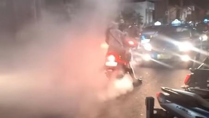 Viral video ulah bule ugal-ugalan menggeber motor hingga mengeluarkan asap mengepul terjadi di Jalan Camplung Tanduk, Desa Adat Seminyak, Kecamatan Kuta, Kabupaten Badung.