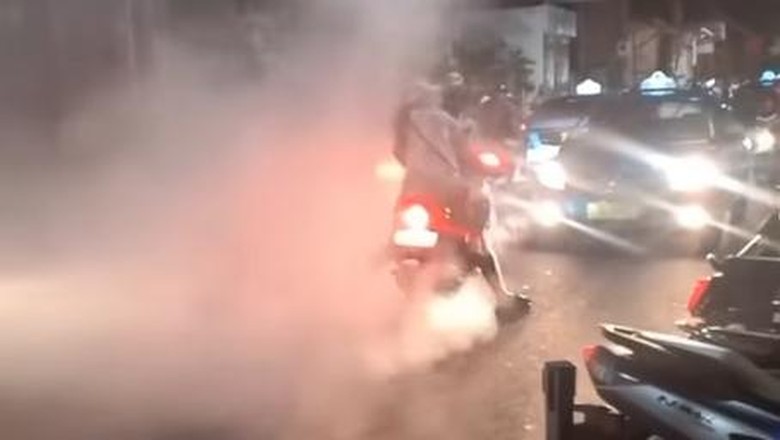 Viral video ulah bule ugal-ugalan menggeber motor hingga mengeluarkan asap mengepul terjadi di Jalan Camplung Tanduk, Desa Adat Seminyak, Kecamatan Kuta, Kabupaten Badung. Viral video ulah bule ugal-ugalan menggeber motor hingga mengeluarkan asap mengepul terjadi di Jalan Camplung Tanduk, Desa Adat Seminyak, Kecamatan Kuta, Kabupaten Badung.