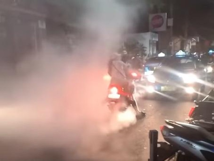 Viral video ulah bule ugal-ugalan menggeber motor hingga mengeluarkan asap mengepul terjadi di Jalan Camplung Tanduk, Desa Adat Seminyak, Kecamatan Kuta, Kabupaten Badung.