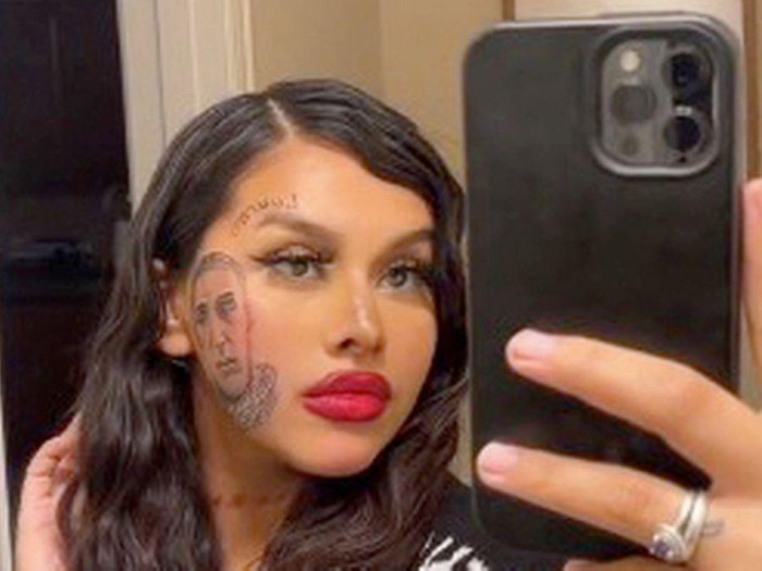 Wanita tato wajah mantan pacar di pipi Wanita tato wajah mantan pacar di pipi