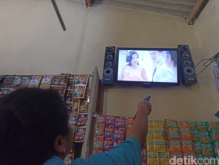 Warga Blitar menggunakan TV digital