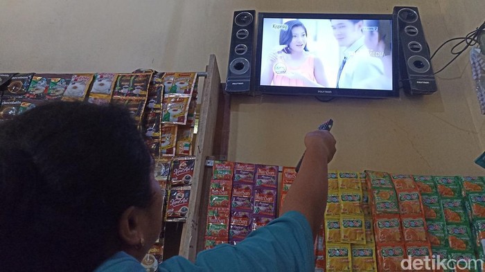 Warga Blitar menggunakan TV digital