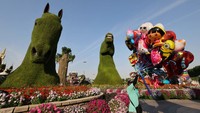 Dengan tiket sebesar 50 Dirham atau Rp 190.000 per orang, kamu bisa puas untuk berfoto ria di sudut-sudut cantik taman ini!