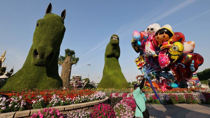 Wih..Ada Pesawat di Taman Bunga Dubai, Lihat Nih Dubai Miracle Garden merupakan taman bunga terbesar di dunia. Hampir semua unsur yang ada di taman ini terbuat dari bunga, salah satunya yaitu pesawat.