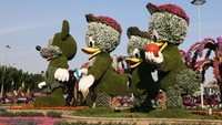 Boneka Walt Disney pun ikut menghiasi taman bunga ini. Rangkaian bunga berbentuk Donald Bebek, Mickey Mouse, Minnie Mouse dan Teddy Bear menjulang mempercantik wajah Dubai Miracle Garden.