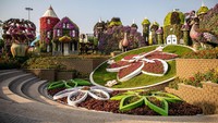 Rangkaian warna warni bunga yang bertebaran, membuat taman ini memanjakan mata para pengunjung.