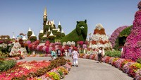 Semakin siang, taman ini akan bertambah ramai. Wisatawan dari berbagai belahan dunia tampak membaur di Dubai Miracle Garden.