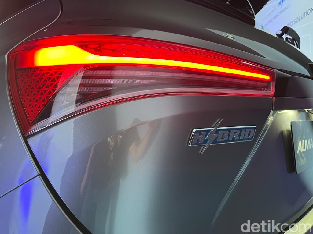 Wuling Almaz Hybrid meluncur di Indonesia dengan harga Rp 470 juta