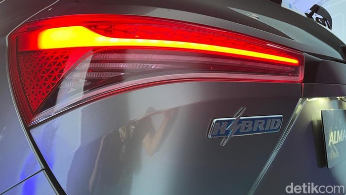 Wuling Almaz Hybrid meluncur di Indonesia dengan harga Rp 470 juta
