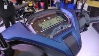 Pabrikan membekali Yamaha Freego dengan berbagai fitur unggulan, mulai dari start stop system, panel instrumen full digital, sistem nirkunci pintar atau smart keyless, answer back system, smart motor generator (SMG), dan soket pengisian daya ponsel. Foto: (Septian Farhan Nurhuda / detikOto)