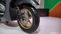 Kuda besi tersebut masih menggunakan mesin Blue Core 125cc SOHC dengan kompresi 9,5:1. Pembekalan tersebut membuat kendaraan mampu menghasilkan tenaga maksimum 7,0 kW dan torsi puncak 9,5 Nm. Foto: (Septian Farhan Nurhuda / detikOto)