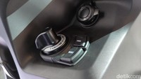Khusus untuk varian tertinggi, Yamaha Freego baru juga dibekali teknologi canggih bernama Y-Connect. Fitur tersebut sebelumnya muncul di skuter Maxi seperti NMax, XMAX dan Aerox. Foto: (Septian Farhan Nurhuda / detikOto)