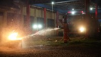 Trailer untuk mempermudah membawa pompa air hydrant tekanan tinggi. Tujuan motor ini untuk membantu pemadaman api di lokasi dan jalan yang sempit sulit dilalui mobil damkar dan sebagai pembunuh api maka diberi nama wisanggeni. Foto: Astra Honda Motor