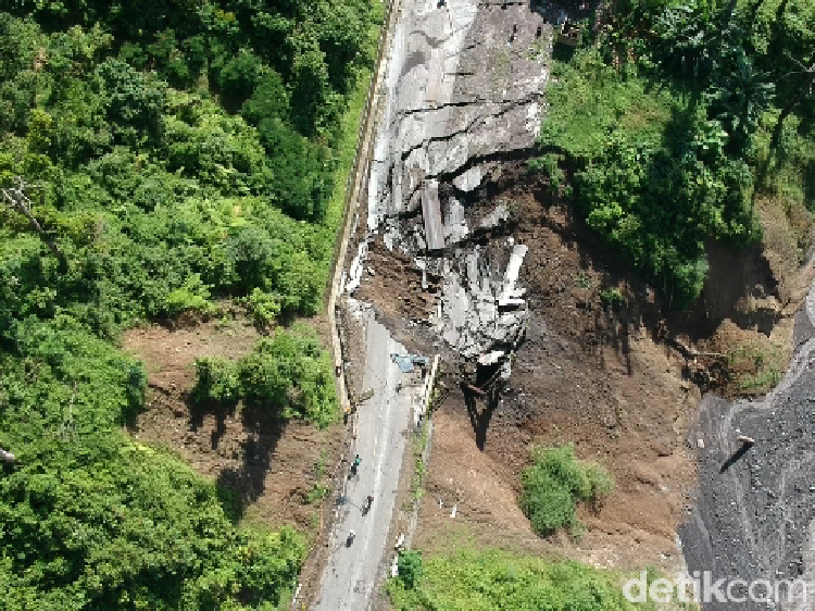 Akses Lumajang-Malang Putus Total akibat Jalan Ambles 50 Meter
