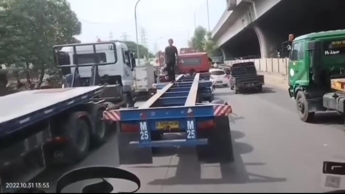 Aksi bajing loncat sasar truk trailer di Cilincing, Jakut, terekam video amatir.