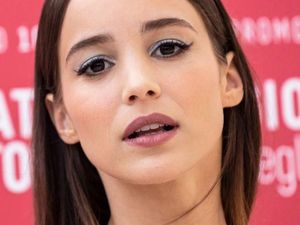 8 Pesona Alba Baptista, Aktris Portugal Dikabarkan Dipacari Chris Evans