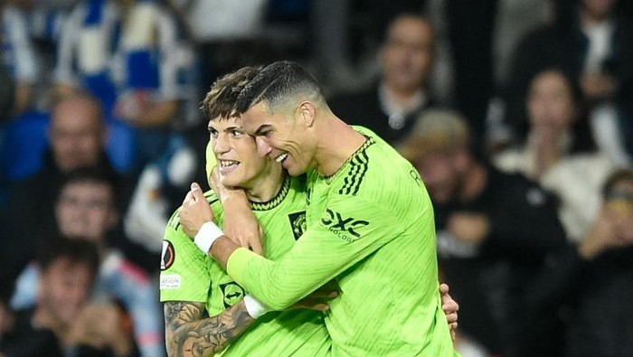 Alejandro Garnacho Vs Sociedad SAN SEBASTIAN, SPAIN - NOVEMBER 03:  
Alejandro Garnacho of Manchester United celebrate a goal with Cristiano Ronaldo during the UEFA Europa League group E match between Real Sociedad and Manchester United at Reale Arena on November 3, 2022 in San Sebastian, Spain. (Photo by MB Media/Getty Images)