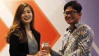 Koordinator startup digital Kemkominfo Sony Sudaryana menyerahkan penghargaan Alibaba Cloud kepada Head of PR Bureau Bukalapak Monica Chua.
