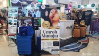 Ada juga paket umrah yang menawarkan paket lengkap dengan harga mulai dari Rp 32 juta.
