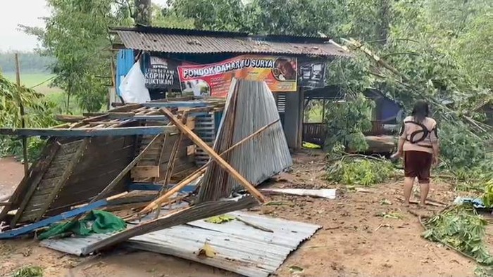 Puluhan warung di objek wisata Waduk Gunungrowo tepatnya Desa Sitiluhur, Pati rusak disapu angin kencang, Jumat (4/11/2022).