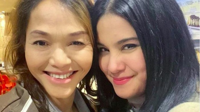 Annisa Pohan dan Bunda Corla.