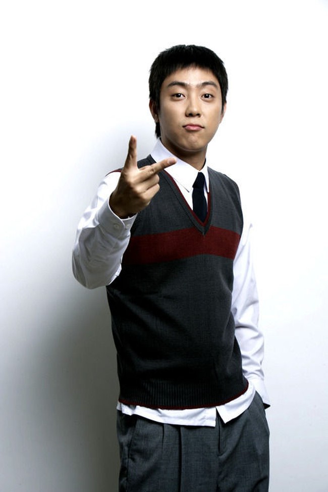 Eun Ji Won menerima tawaran peran anak SMA saat berusia 35 tahun. Sang aktor membintangi drama Korea Reply 1997 bersama Seo In Guk dan Jung Eunji. Foto: dok. tvN