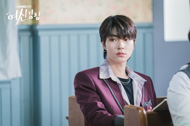 Hwang In Yeop meraih popularitas sebagai Han Seo Jun dalam drama Korea True Beauty. Namun saat itu tak banyak yang tahu sang aktor sudah menginjak kepala tiga. Pemilik wajah baby face itu dinilai masih pantas pakai seragam SMA. Foto: dok. tvN