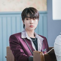 Hwang In Yeop meraih popularitas sebagai Han Seo Jun dalam drama Korea True Beauty. Namun saat itu tak banyak yang tahu sang aktor sudah menginjak kepala tiga. Pemilik wajah baby face itu dinilai masih pantas pakai seragam SMA. Foto: dok. tvN
