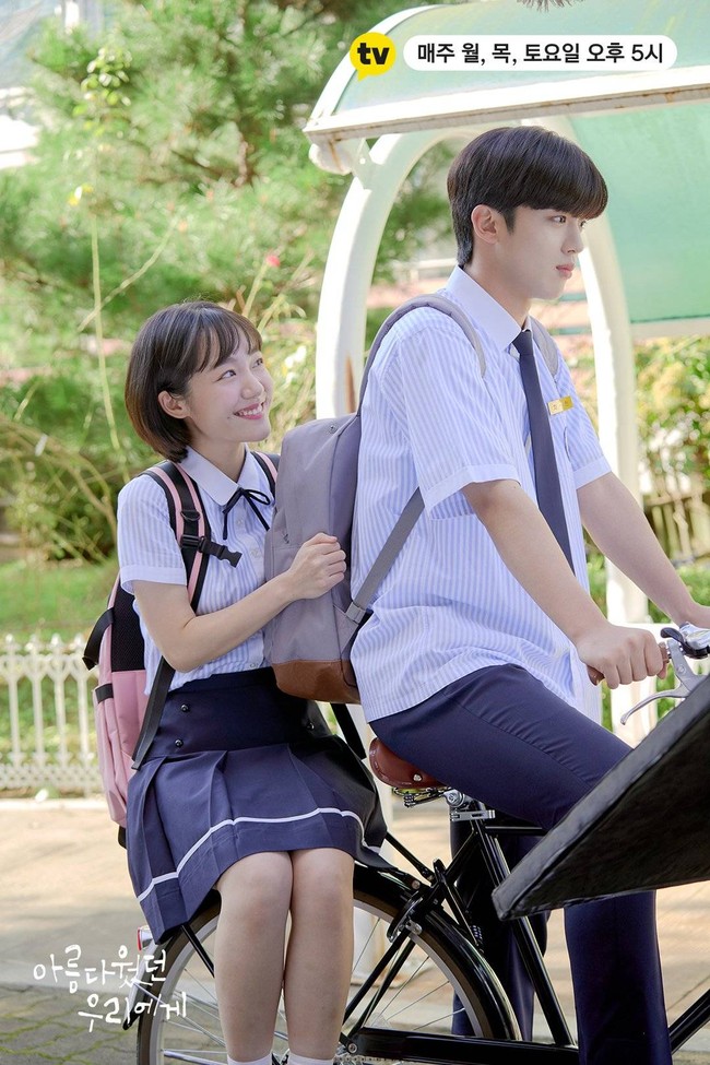 Berkat paras awet muda, So Joo Yeon dipasangkan dengan Kim Yo Han yang berusia 22 tahun di web drama A Love So Beautiful. Dia menginjak 28 tahun saat memerankan karakter berusia 17 tahun. Foto: dok. KakaoTV
