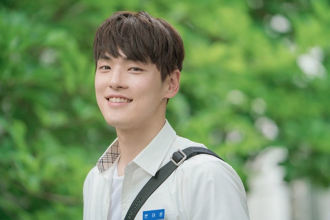 Sebelum dikenal lewat Mr. Queen, Kim Jung Hyun beradu akting dengan Kim Sejeong dalam drama Korea School 2017. Sang aktor jadi anak SMA di usia 28 tahun. Foto: dok. tvN
