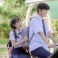 Berkat paras awet muda, So Joo Yeon dipasangkan dengan Kim Yo Han yang berusia 22 tahun di web drama A Love So Beautiful. Dia menginjak 28 tahun saat memerankan karakter berusia 17 tahun. Foto: dok. KakaoTV