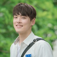Sebelum dikenal lewat Mr. Queen, Kim Jung Hyun beradu akting dengan Kim Sejeong dalam drama Korea School 2017. Sang aktor jadi anak SMA di usia 28 tahun. Foto: dok. tvN
