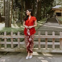 Kebaya merah juga bisa tampil modern. Intip saja gaya padu padan Jessica Mila yang mengenakan blouse kebaya lengan pendek dengan sarung batik dan flat shoes. Foto: Instagram