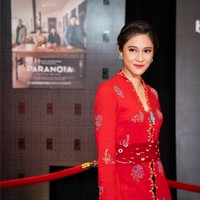 Dian Sastrowardoyo memakai kebaya encim warna merah dengan aksen ikat pinggang saat menghadiri Festival Film Indonesia 2012. Bintang ‘Ada Apa Dengan Cinta?’ ini mengenakan koleksi dari Sejauh Mata Memandang. Foto: Instagram