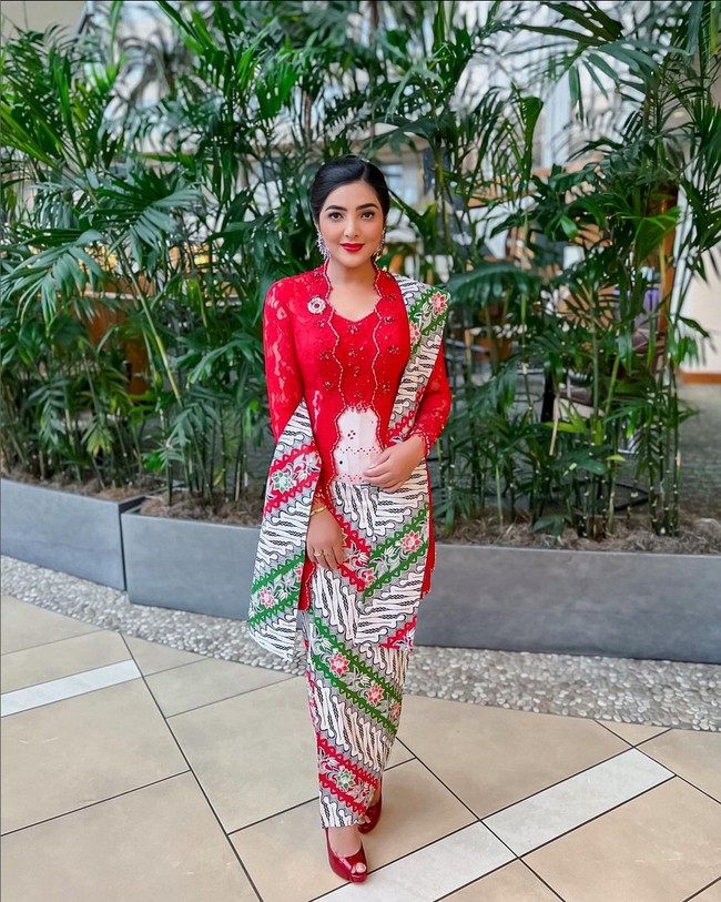 Ashanty memakai busana bertema merah-putih saat menghadiri Upacara Pembukaan WCOPA (World Championships of Performing Arts). Istri Anang Hermansyah ini memadukan kebaya merah cerah dan kain motif parang rancangan Rikawirtjes. Foto: Instagram