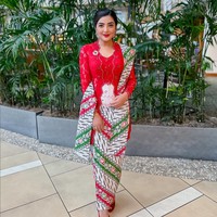 Ashanty memakai busana bertema merah-putih saat menghadiri Upacara Pembukaan WCOPA (World Championships of Performing Arts). Istri Anang Hermansyah ini memadukan kebaya merah cerah dan kain motif parang rancangan Rikawirtjes. Foto: Instagram