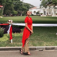 Siapa bilang kebaya tak bisa tampil kekinian? Yuki Kato contohnya, memakai kebaya merah berpotongan mullet yang dipadankan kain batik Kawung serta high heels. Bros emas di bagian pinggang mempercantik penampilannya. Foto: Instagram