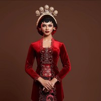 Jihane Almira memancarkan pesonanya dalam balutan kebaya merah Jawa klasik. Kebaya kutu baru berbahan beludru memberi kesan mewah dan anggun, dipadu dengan kain batik bernuansa warna sama. Foto: Instagram