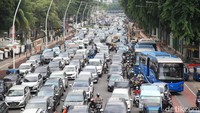 Sementara jalan di depan Masjid Istiqlal digunakan parkir bus besar sehingga terjadi bottle neck dan kemacetan.  
