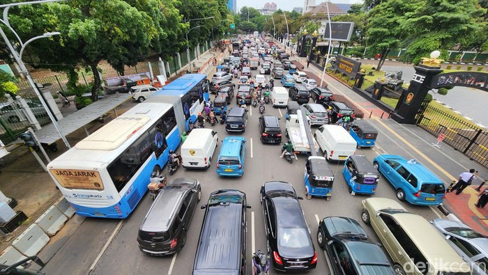 Arus Lalin Seputaran Gambir-Istiqlal Macet Jelang Aksi 411 Arus Lalin Seputaran Gambir-Istiqlal terpantau macet menjelang Aksi 411, Jakarta, Jumat (4/11/2022) pukul 11.00 WIB.