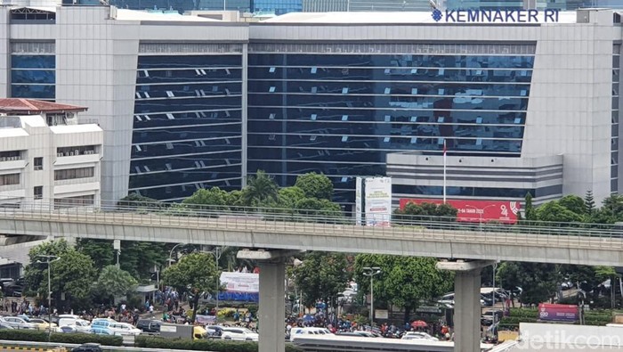 Arus lalu lintas di depan Gedung Kemnaker (Isal Mawardi/detikcom)