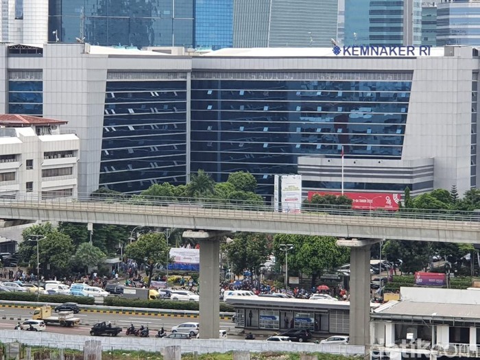 Arus lalu lintas di depan Gedung Kemnaker (Isal Mawardi/detikcom)