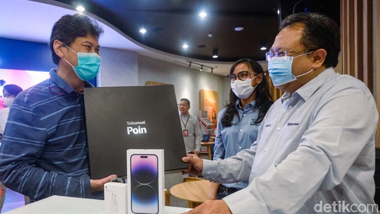 Asyik! Telkomsel Bundling iPhone 14, Bonus Kuota hingga 50 GB Telkomsel menghadirkan paket bundling untuk seri iPhone 14 terbaru. Paket ini didukung bonus kuota data layanan 5G hingga 50 GB bagi pelanggan pascabayar dan prabayar.
