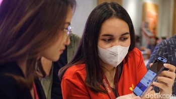 Para petugas GraPARI juga siap melayani pengguna iPhone 14 mengaktifkan paket bundling.