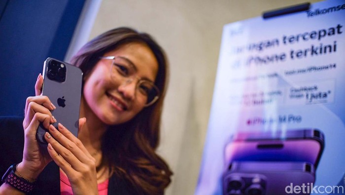 Telkomsel menghadirkan paket bundling untuk seri iPhone 14 terbaru. Paket ini didukung bonus kuota data layanan 5G hingga 50 GB bagi pelanggan pascabayar dan prabayar.