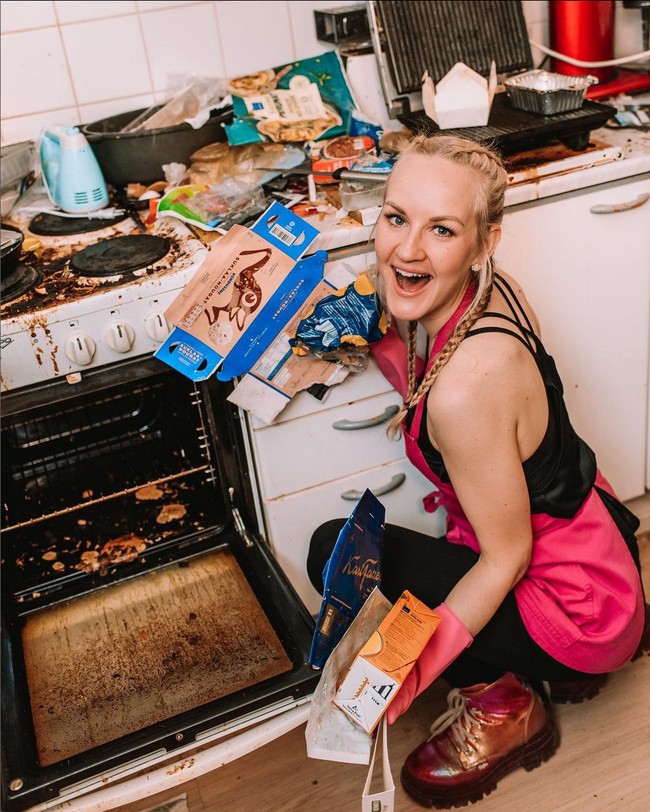 Impian terbesarnya bisa membersihkan rumah-rumah di seluruh dunia dengan gratis. Dia tak pernah memungut bayaran untuk jasa bersih-besih yang dia kerjakan. Foto: Instagram/@aurikatariina