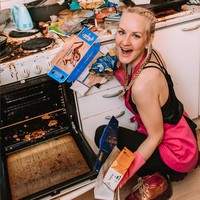 Impian terbesarnya bisa membersihkan rumah-rumah di seluruh dunia dengan gratis. Dia tak pernah memungut bayaran untuk jasa bersih-besih yang dia kerjakan. Foto: Instagram/@aurikatariina