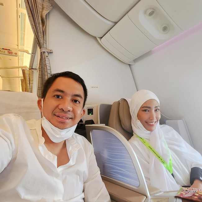 Ayu mengucapkan rasa syukur karena bisa kembali menjalani ibadah umrah. Ia membagikan foto selfie bersama suaminya, Regi Datau saat berada di dalam pesawat. Insyaa Allah kembali memenuhi Panggilan Mu Yaa Raabku..berkunjung ke Tempat paling kurindu..Mohon doanya supaya lancar & penuh berkah ibadah kami♥️🤲🏻 #AyuDewi #AyuDewiStory, tulis @mrsayudewi. Foto: Instagram @mrsayudewi