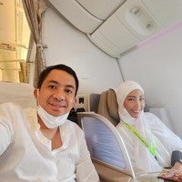 Ayu mengucapkan rasa syukur karena bisa kembali menjalani ibadah umrah. Ia membagikan foto selfie bersama suaminya, Regi Datau saat berada di dalam pesawat. Insyaa Allah kembali memenuhi Panggilan Mu Yaa Raabku..berkunjung ke Tempat paling kurindu..Mohon doanya supaya lancar & penuh berkah ibadah kami♥️🤲🏻 #AyuDewi #AyuDewiStory, tulis @mrsayudewi. Foto: Instagram @mrsayudewi