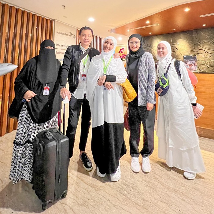 Gaya Ayu Dewi umrah di Tanah Suci.